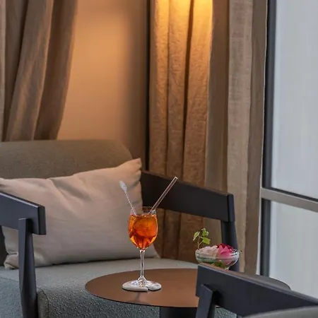 Hotel De La 4*