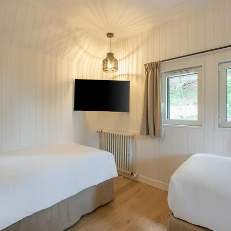 Hotel De La 4*